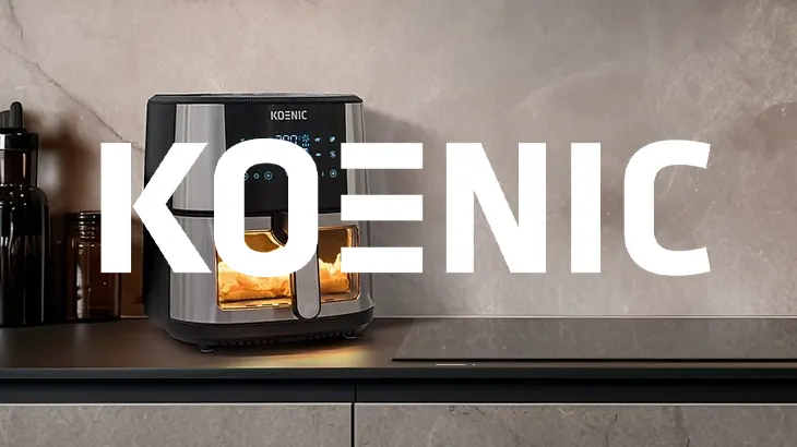 Airfryer w tle, stojący na blacie w kuchni na nim Logo Koenic wielkimi literami.