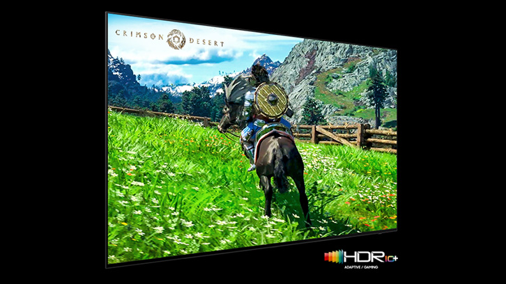 Na ekranie widoczny jest wojownik jadący konno po żywo zielonym krajobrazie w Crimson Desert. HDR10+ Adaptive Gaming.