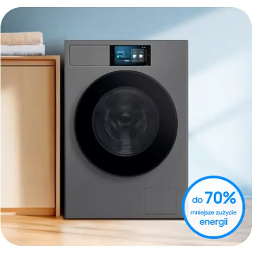 Szara pralka z czarnymi drzwiami obok szafki z ręcznikami i niebieski okrąg z tekstem o oszczędzaniu energii.