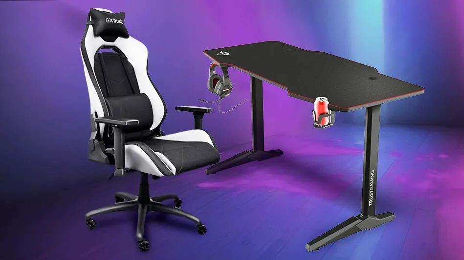 Krzesło gamingowe czarno-białe stoi obok czarnego biurka z uchwytem na napoje i słuchawkami, na tle fioletu i błękitu.