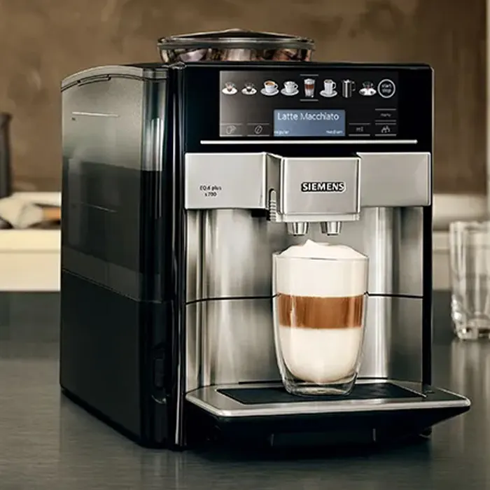 EQ6 plus stojący na blacie w kuchni.