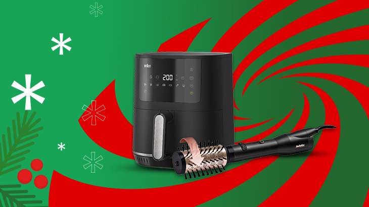 Na zielonym tle z czerwonymi spiralami stoi frytkownica i szczotka do włosów. Tło zdobią płatki śniegu i gałązka choinki.