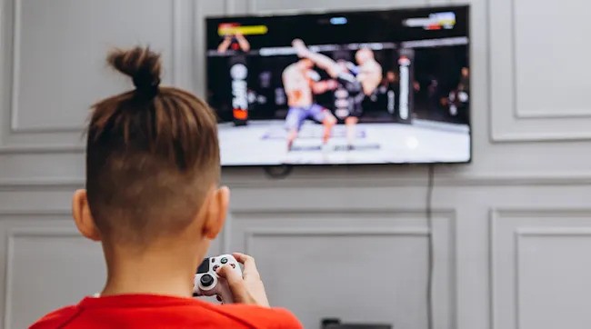 Gracz przed telewizorem gamingowym z dużą liczbą herzów