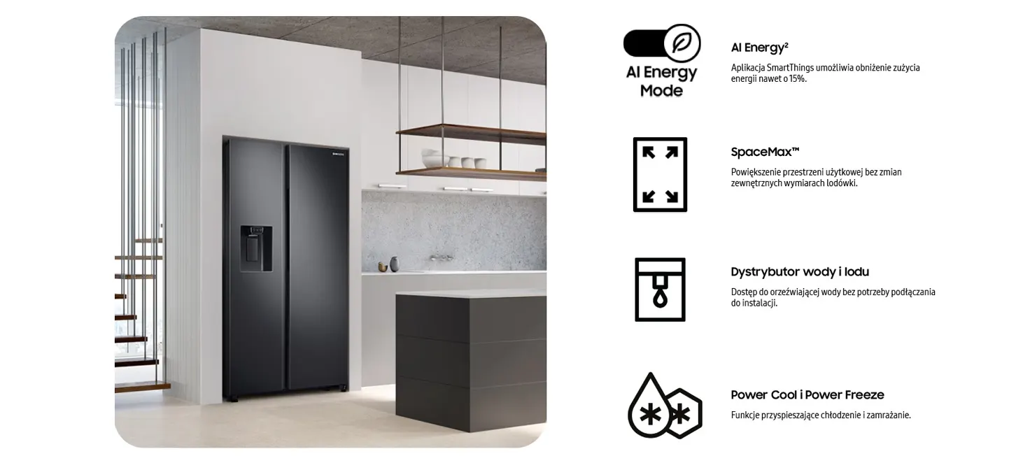 Lodówka dwudrzwiowa w zabudowanej kuchni. Obok wyspa kuchenna, nad nią półki. Z lewej schody z metalową balustradą.