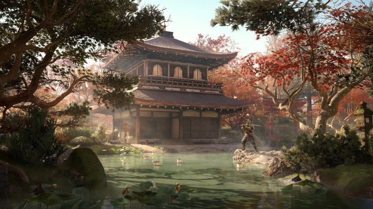 Dwukondygnacyjny budynek w stylu japońskim stoi nad stawem, otoczony drzewami. Osoba z mieczem stoi na kamieniu.