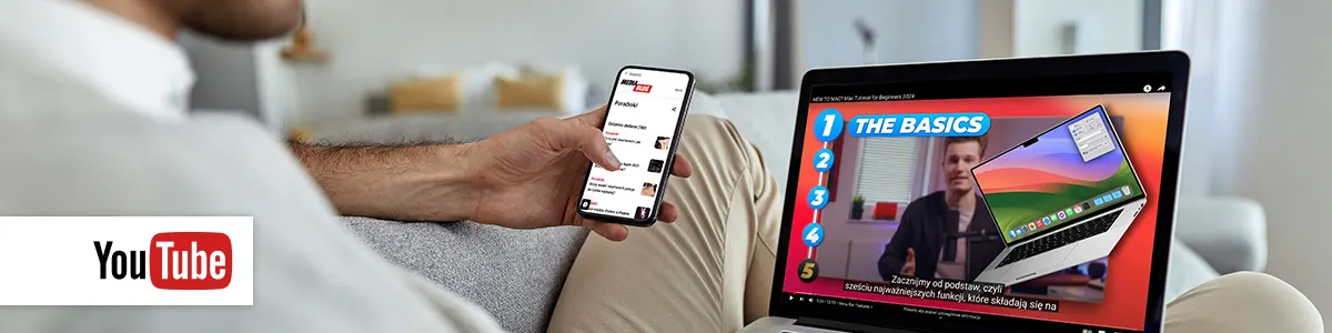 Mężczyzna włączający polskie napisy na YouTube.