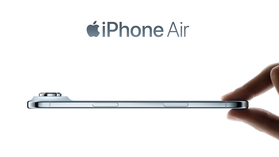 iPhone Air trzymany w dłoni na białym tle.