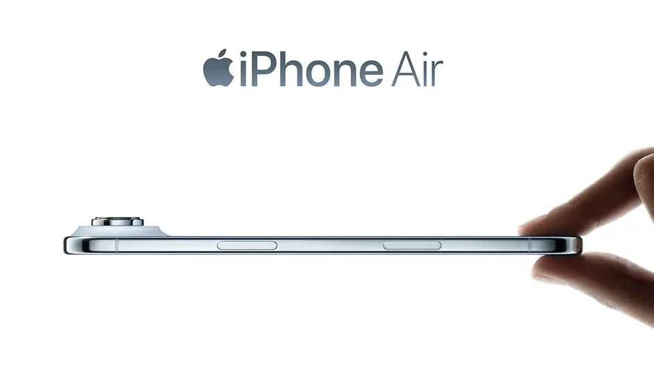 iPhone Air trzymany w dłoni na białym tle.