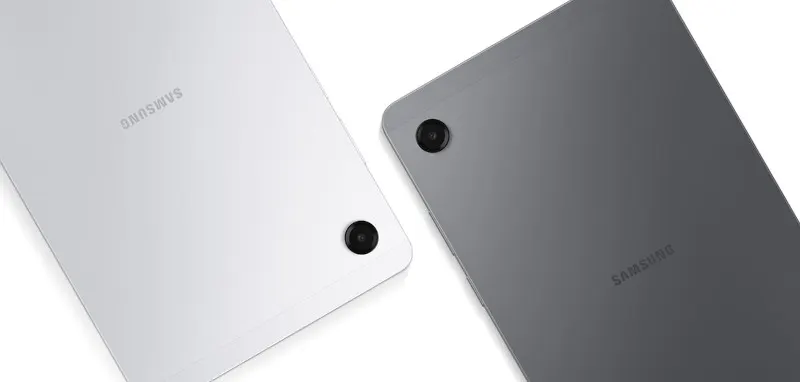 Dwa tablety Samsung Galaxy Tab a11, jeden w kolorze białym i drugi w szarym, ukazane od tyłu z widocznymi aparatami w lewym górnym rogu.