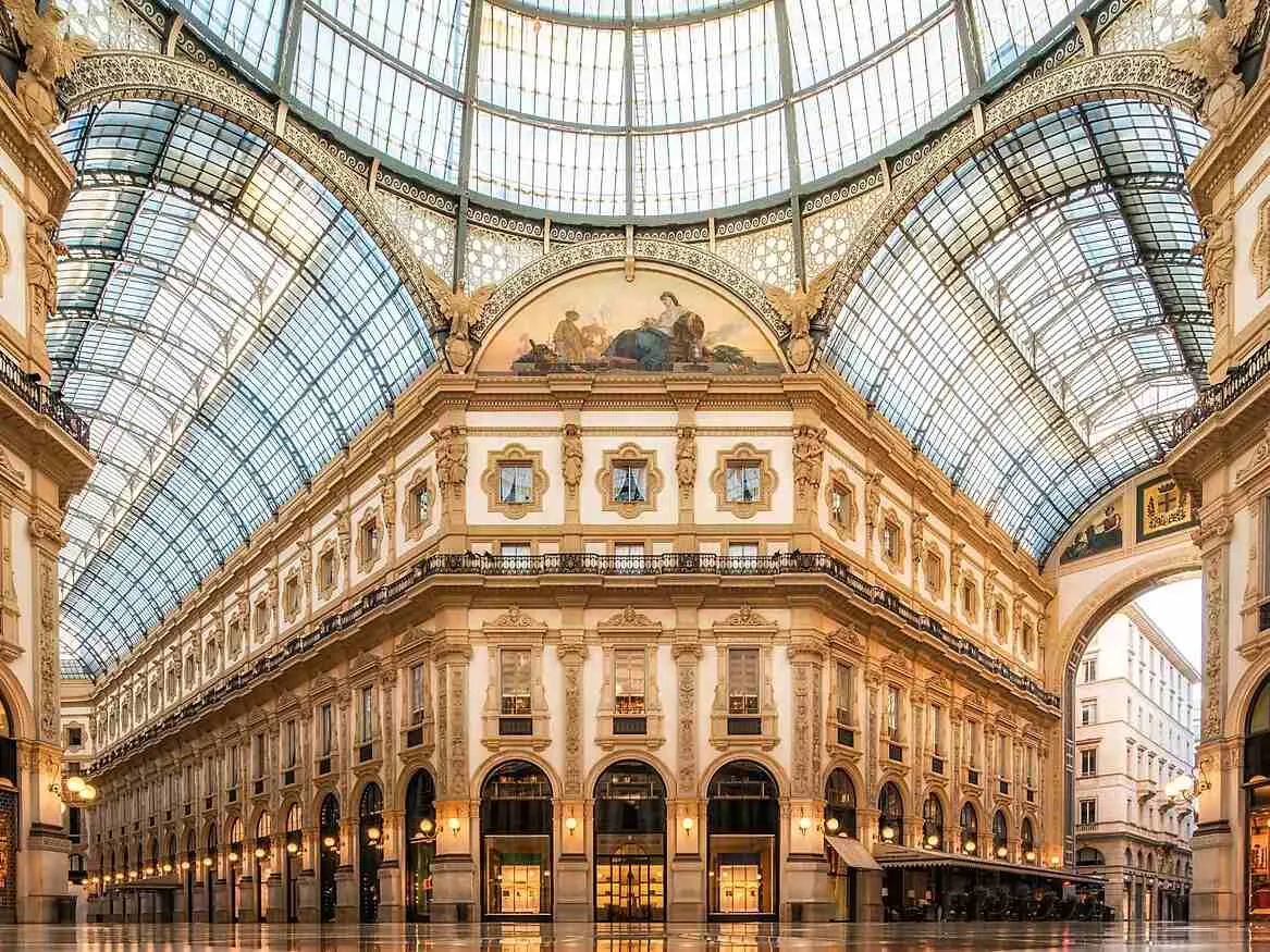 Na grafice znajduje się wnętrze Galleria Vittorio Emanuele II — słynnej XIX-wiecznej galerii handlowej w Mediolanie.