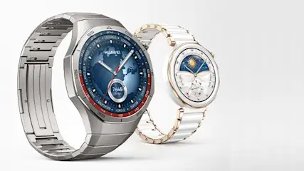 Dwa zegarki: srebrny z niebieską tarczą i biały ze złotymi akcentami, oba na jasnym tle.