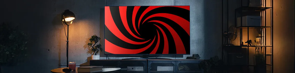 Telewizor na szafce w nowoczesnym salonie, wokół ramy neonowe oświetlenie. 