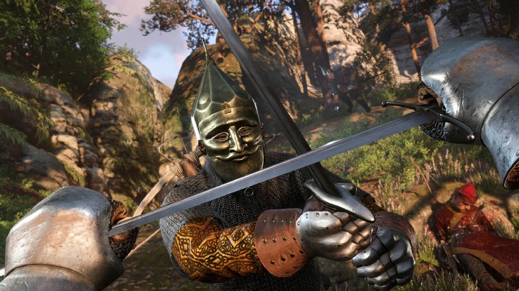 Na obrazie widać dwóch rycerzy w zbrojach, trzymających miecze, w zalesionym terenie. Jeden nosi złotą maskę i hełm.