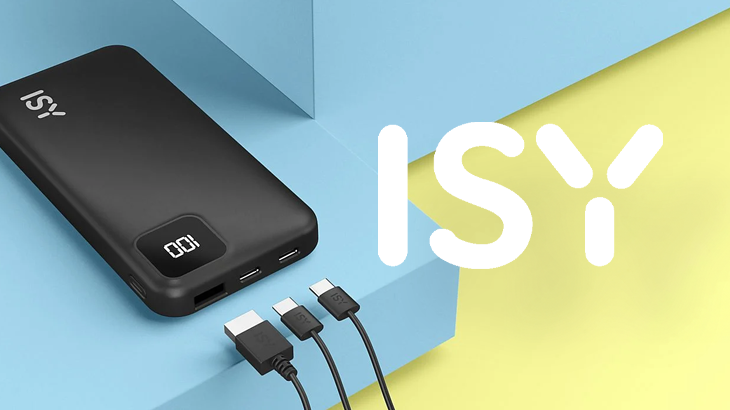 Powerbank leżacy na niebieskiej półce. Obok logo ISY białe na żółtym tle.