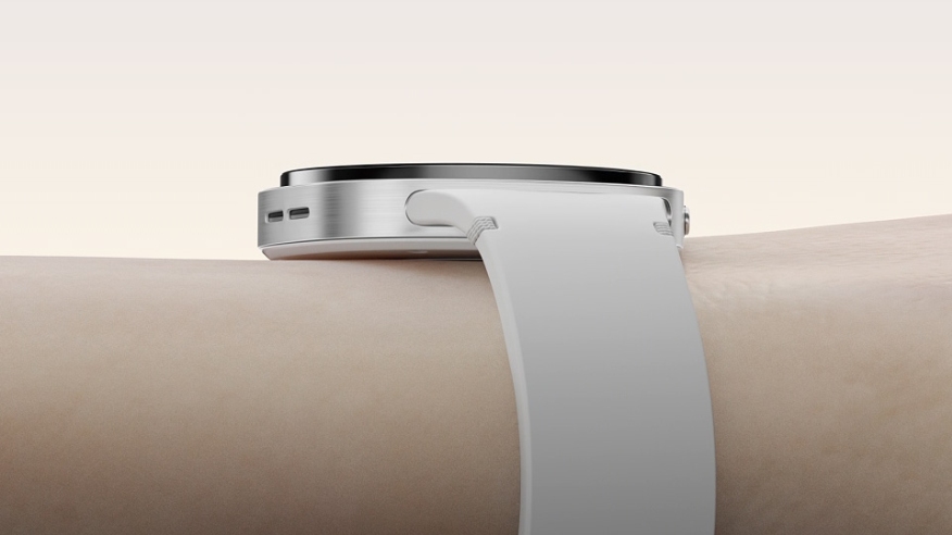 Biały zegarek Samsung Galaxy Watch8 na dłoni.