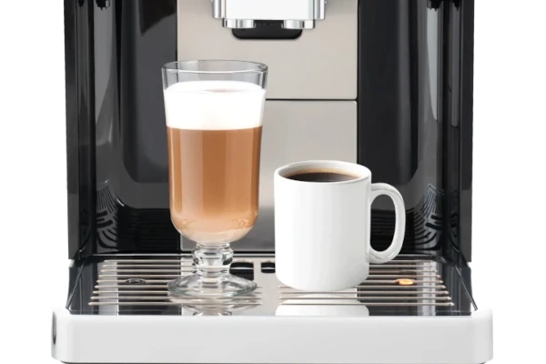 Automatyczny ekspres do kawy KOENIC Cremaro+ z wysoką latte macchiato i filiżanką czarnej kawy na metalowym ociekaczu.