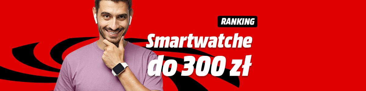 Mężczyzna z białymi słuchawkami i zegarkiem na tle czerwonym z napisem "Smartwatche do 300 zł" i czarnym wzorem.