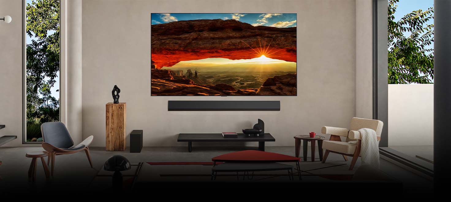 Nasłoneczniony pokój z telewizorem powieszonym na ścianie