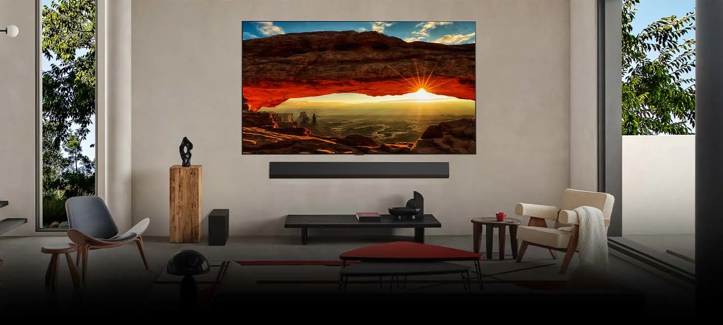 Nasłoneczniony pokój z telewizorem powieszonym na ścianie