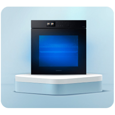 Czarny piekarnik na białym podium, na niebieskim tle. Piekarnik ma niebieski wyświetlacz.