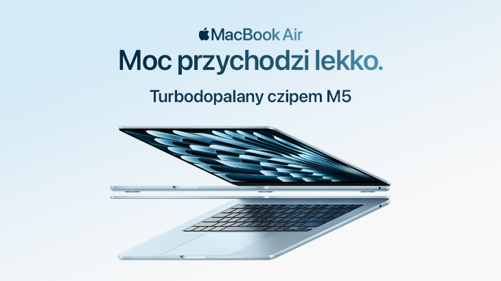 MacBook Air. Moc przychodzi lekko. Turbodopalany czipem M5. Laptop otwarty na niebieskim tle.