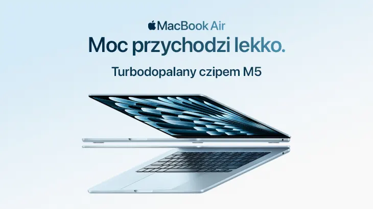 MacBook Air. Moc przychodzi lekko. Turbodopalany czipem M5. Laptop otwarty na niebieskim tle.