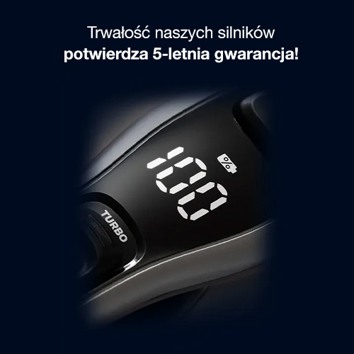 Czarny panel urządzenia z białym wyświetlaczem 100% baterii i przyciskiem "Turbo".