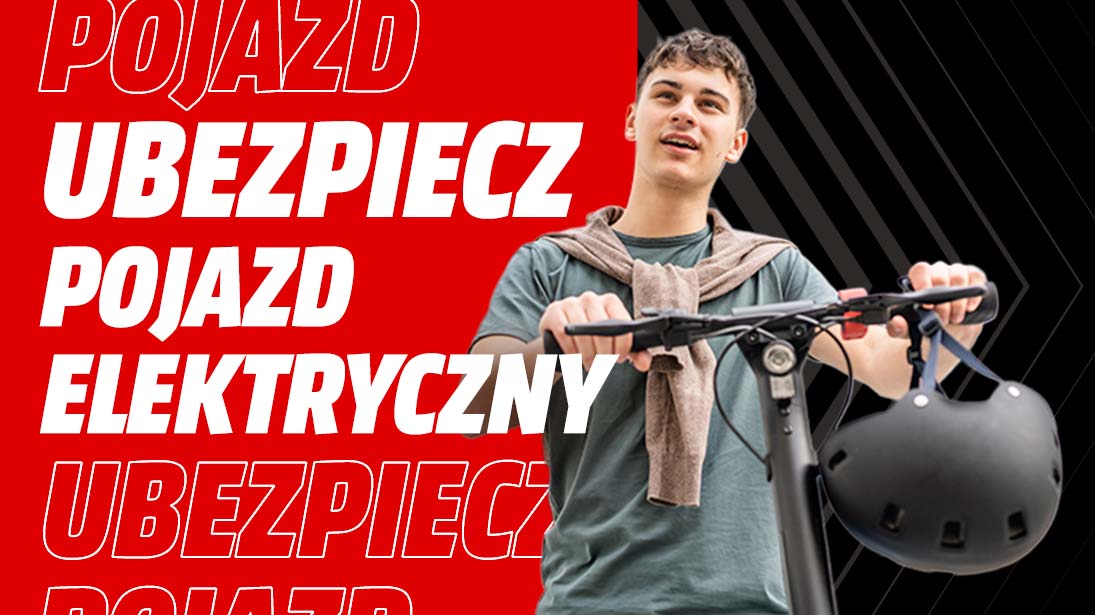 Mężczyzna trzymający hulajnogę elektryczną na tle czerwonego banera z napisem "Ubezpiecz pojazd elektryczny".