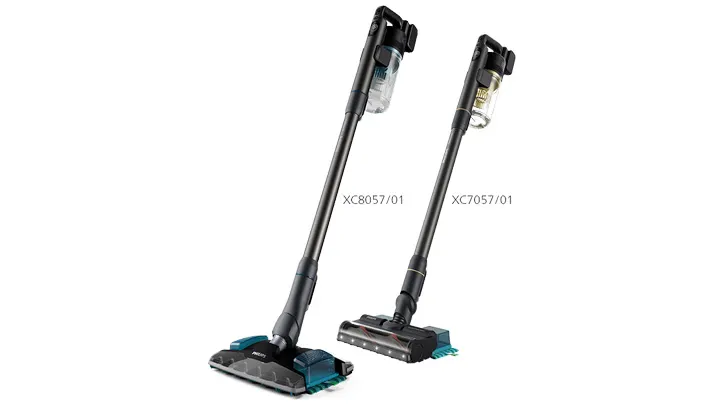 Dwa czarne odkurzacze pionowe stoją na białym tle, jeden obok drugiego. Modele to XC8057/01 i XC7057/01.