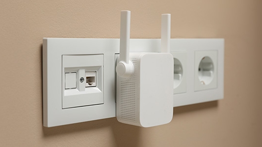 Mocny wzmacniacz Wi-Fi z dwoma antenkami w gniazdku 