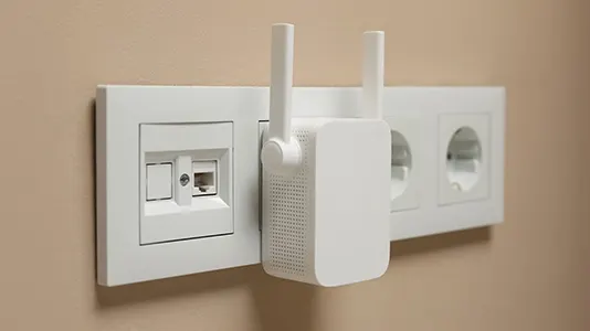 Mocny wzmacniacz Wi-Fi z dwoma antenkami w gniazdku