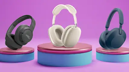 Na fioletowym tle trzy pary słuchawek na okrągłych, niebieskich podestach z różową obwódką. Słuchawki są czarne, kremowe i granatowe.
