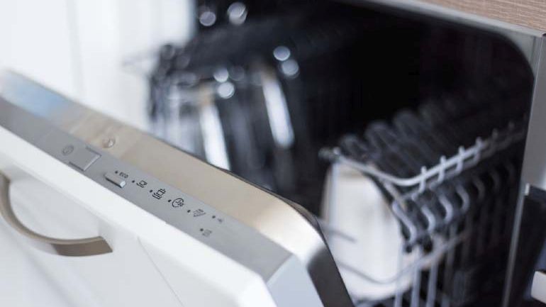 Automatycznie otworzone drzwi w zmywarce wolnostojącej 60 cm