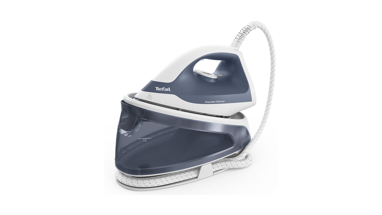 Biało-niebieski generator pary Tefal z żelazkiem ustawionym na stacji bazowej, sfotografowany z przodu na białym tle.