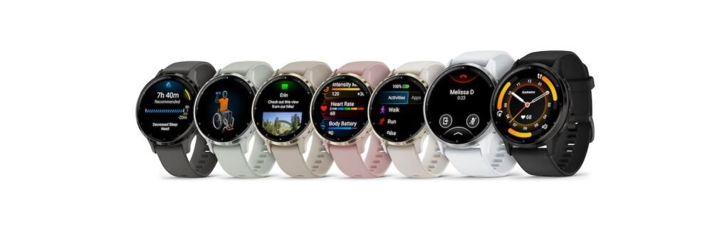 Siedem smartwatchy różnych kolorów z okrągłymi ekranami, wyświetlających różne dane i aplikacje, ustawionych obok siebie na białym tle.