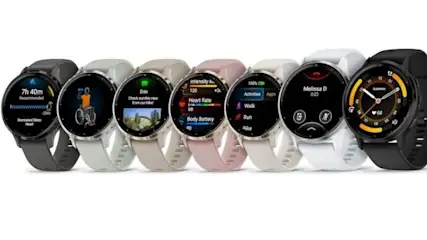 Siedem smartwatchy różnych kolorów z okrągłymi ekranami, wyświetlających różne dane i aplikacje, ustawionych obok siebie na białym tle.