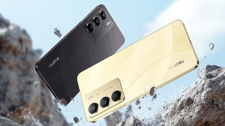 Dwa telefony Realme, jeden czarny, drugi złoty, unoszą się na tle gór i nieba. Oba mają trzy obiektywy aparatu.