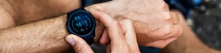 Działający smartwatch na nadgarstku mężczyzny