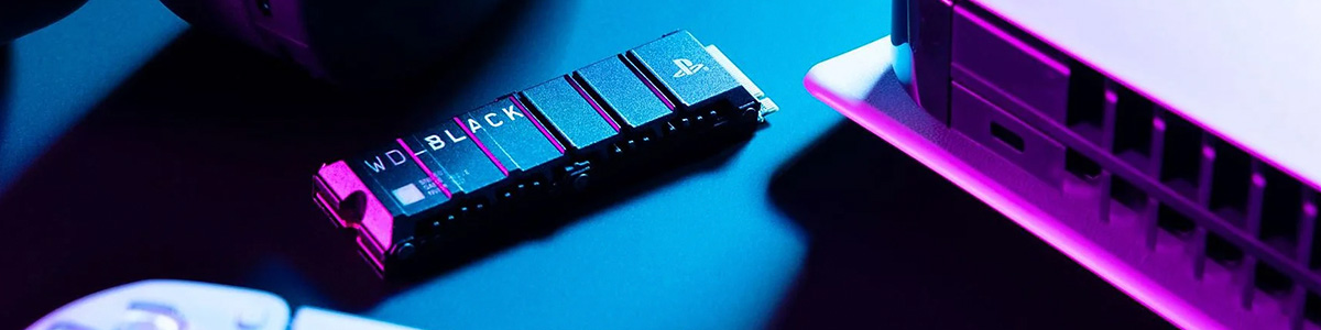 Przedstawienie dysku SSD M.2 obok konsoli PS5