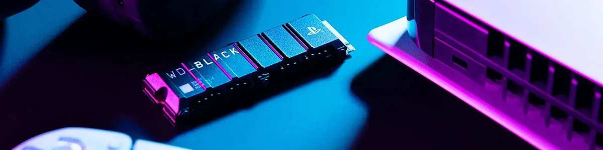 Przedstawienie dysku SSD M.2 obok konsoli PS5