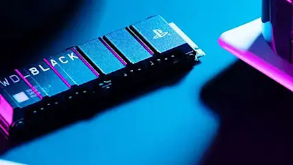 Przedstawienie dysku SSD M.2 obok konsoli PS5