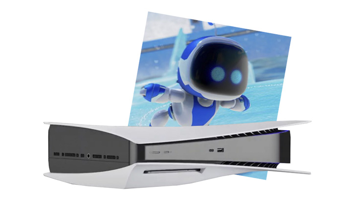 Konsola PlayStation 5 z robotem Astro na tle wodnym. Konsola jest biało-czarna, robot biało-niebieski.