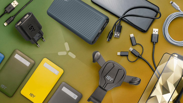 Na zielono-żółtym tle leżą akcesoria elektroniczne: powerbanki, ładowarka, kable i uchwyt na telefon.