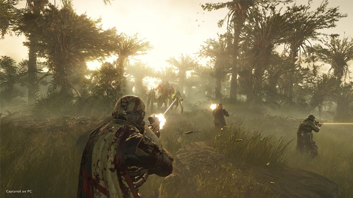 Na obrazie widoczni żołnierze w dżungli, strzelający z broni. W tle palmy i jasne światło słoneczne.