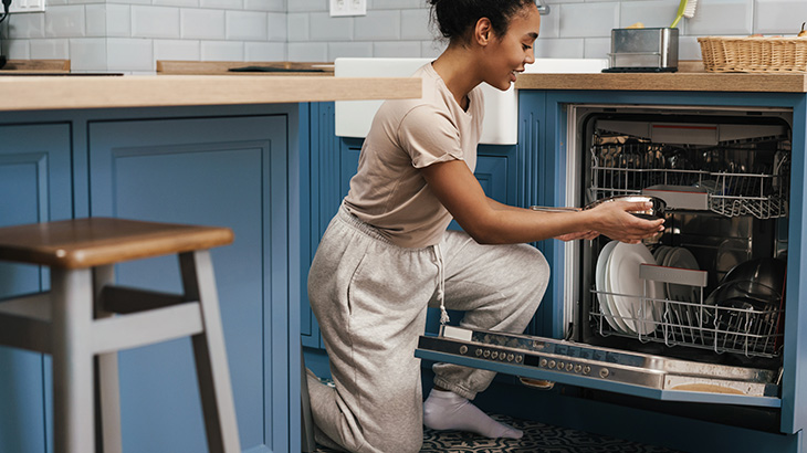 Kobieta obsługująca zmywarkę do zabudowy 45 cm