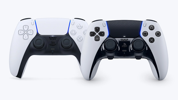 Dwa biało-czarne kontrolery do gier wideo leżą obok siebie na białym tle. Mają przyciski i analogi.