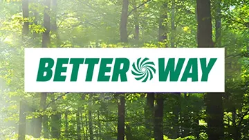 Na tle lasu widoczny jest biały prostokąt z zielonym napisem "BETTER WAY", gdzie litera "O" jest stylizowana na wir.