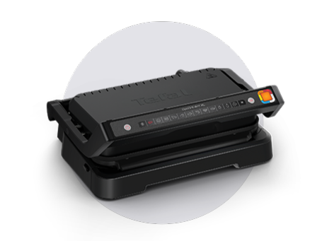 czarny grill elektryczny ustawiony centralnie na białym tle, lekko odchylony do tyłu. Urządzenie ma panel sterowania z przyciskami.