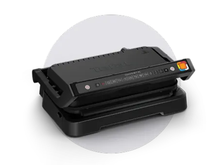 czarny grill elektryczny ustawiony centralnie na białym tle, lekko odchylony do tyłu. Urządzenie ma panel sterowania z przyciskami.