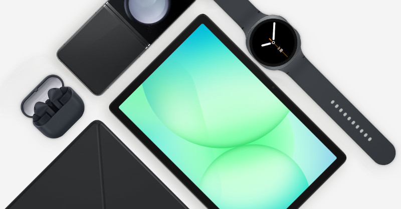 Zestaw urządzeń Galaxy obejmujący tablet z wyświetlaczem, smartfon, smartwatch, słuchawki bezprzewodowe i słuchawki nauszne, wszystkie ułożone na białym tle.